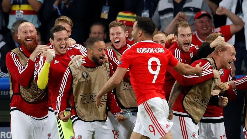 Hal Robson-Kanu se raduje se spoluhráči