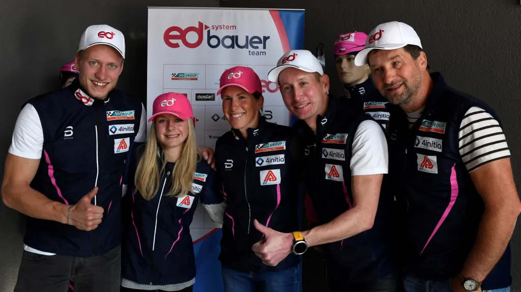 Lukáš Bauer (druhý zprava) a jeho lyžařský tým