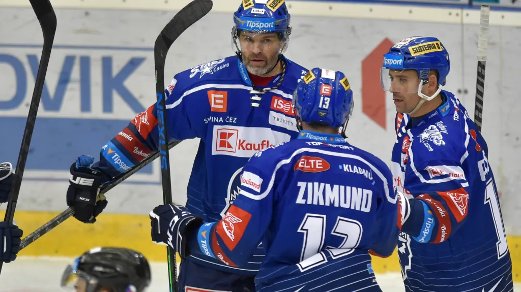 Jaromír Jágr slaví s Tomášem Plekancem a Ladislavem Zikmundem gól