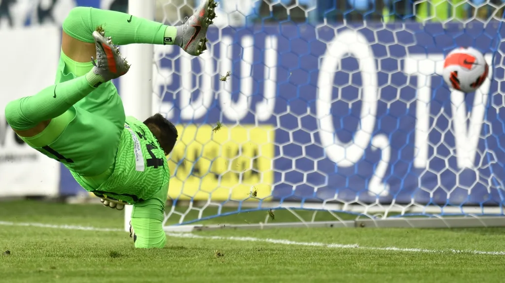 Milan Knobloch se marně snaží zastavit střelu Zlína