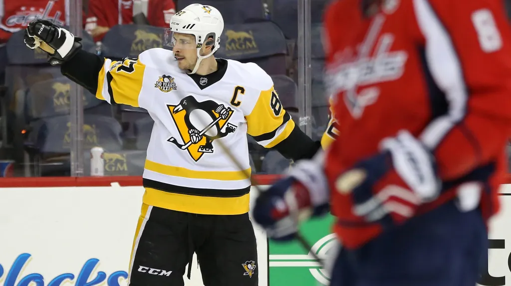 Kapitán Pittsburghu Sidney Crosby se raduje ze vstřeleného gólu
