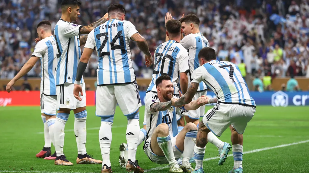 Argentinci v čele s Lionelem Messim oslavují gól