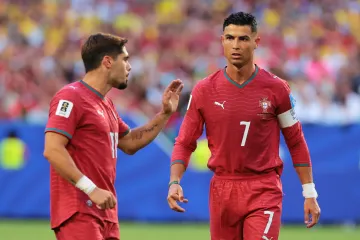 Pedro Neto a Cristiano Ronaldo v utkání proti Kolumbii