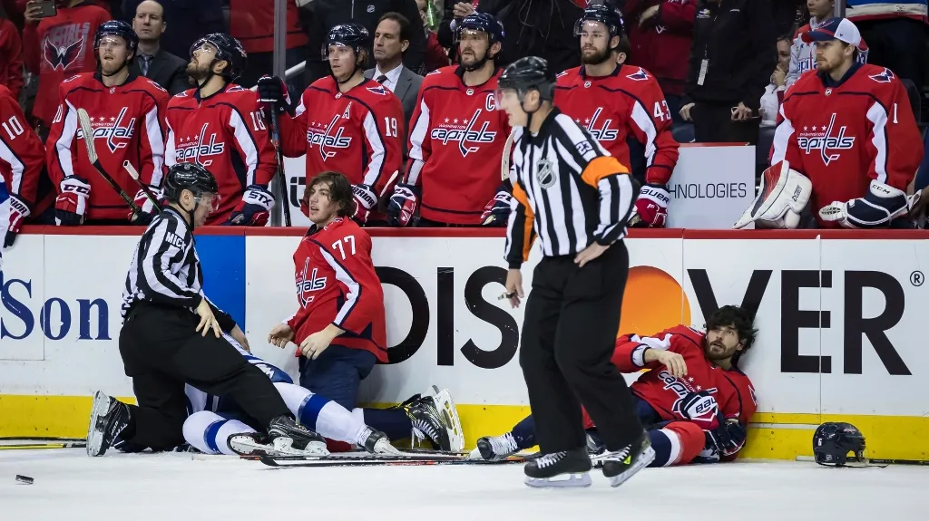 Michal Kempný leží po bitce na ledě