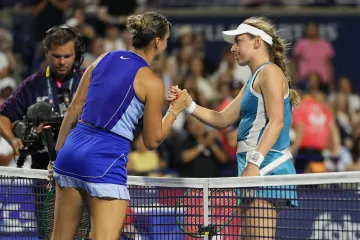 Aryna Sabalenková blahopřeje po zápase Jekatěrině Alexandrovové