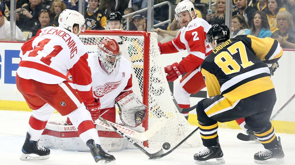 Petr Mrázek v utkání na ledě Pittsburghu