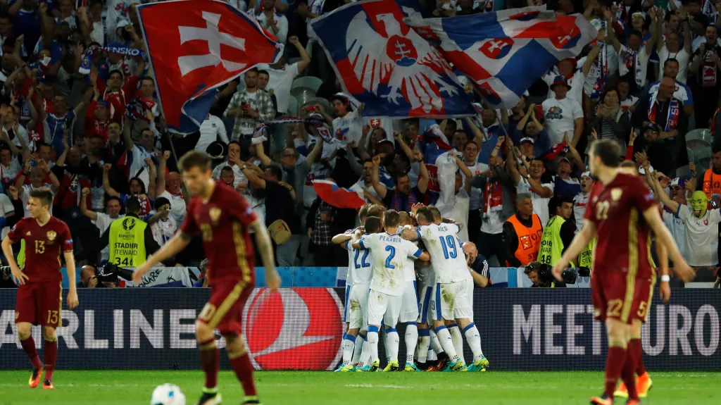 Fotbalisté Slovenska se radují z gólu v síti Ruska