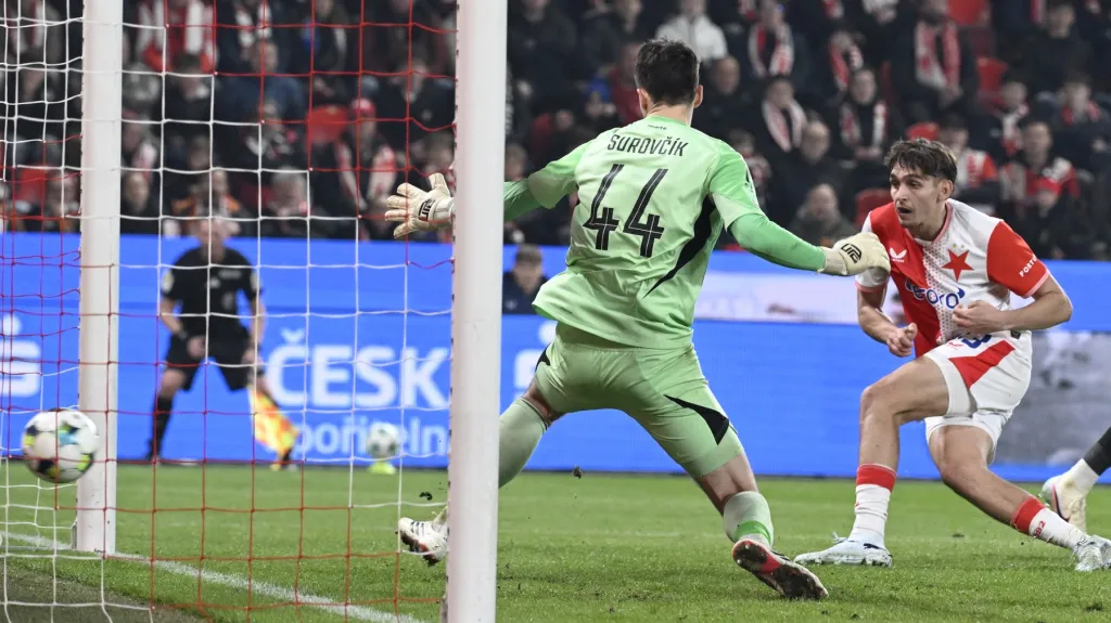 Mojmír Chytil skóruje vítězný gól v derby