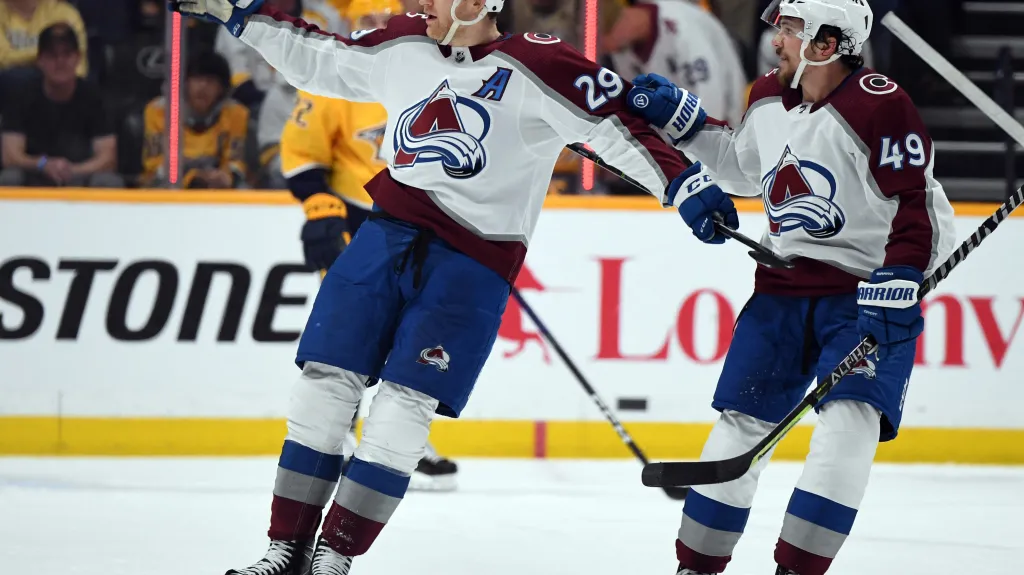 Nathan MacKinnon z Colorada (vlevo) se raduje z gólu v NHL