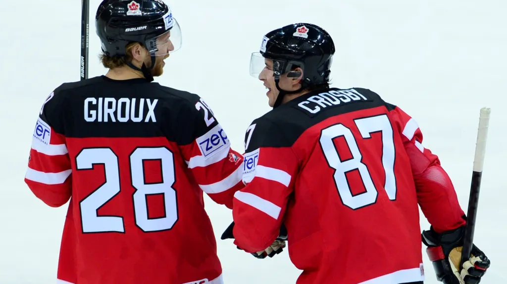 Kapitán Kanady Sidney Crosby (vpravo) slaví vstřelenou branku s Claudem Girouxem