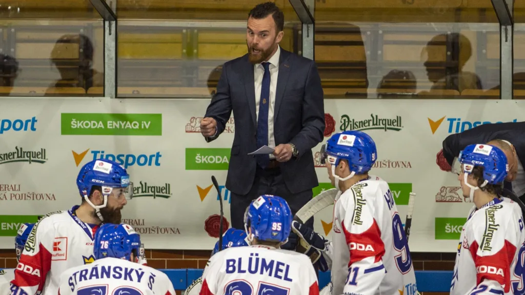 Trenér Filip Pešán s hráči v utkání proti Rakousku