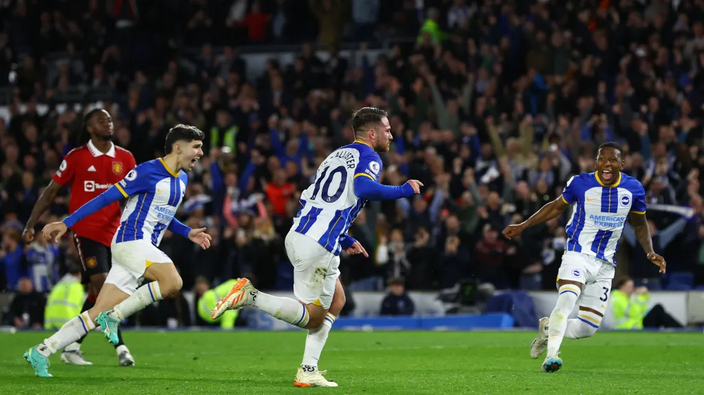 Hráči Brightonu se radují z gólu proti Manchesteru United