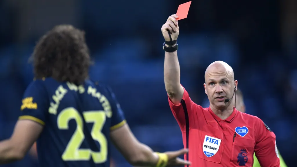David Luiz z Arsenalu (vlevo) inkasuje červenou kartu