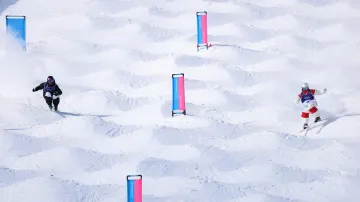 Souboj Matyáše Kroupy s Mikaëlem Kingsburym v paralelních boulích