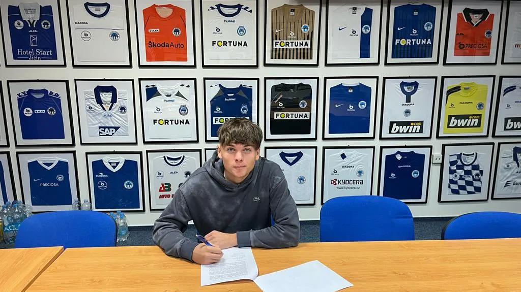 Denis Višinský podepisuje smlouvu se Slovanem Liberec