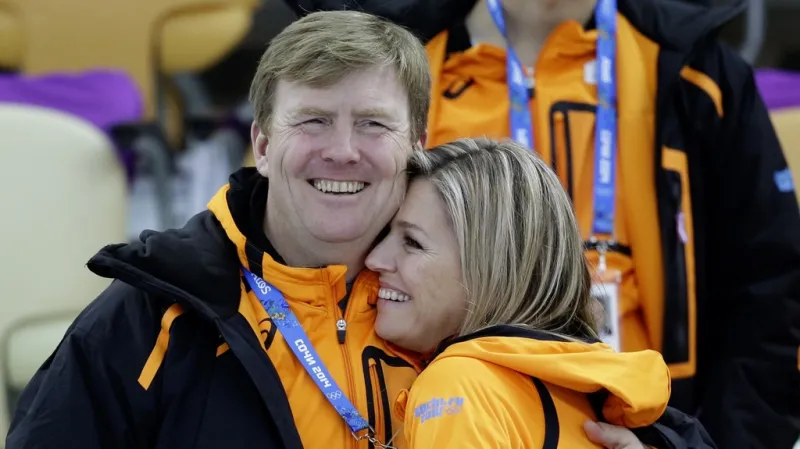 Král Vilém-Alexander s manželkou slaví úspěchy nizozemských bruslařů