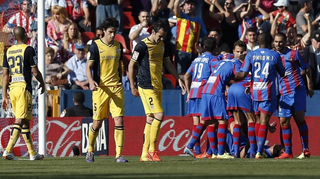 Fotbalisté Levante slaví branku v síti Atlética Madrid