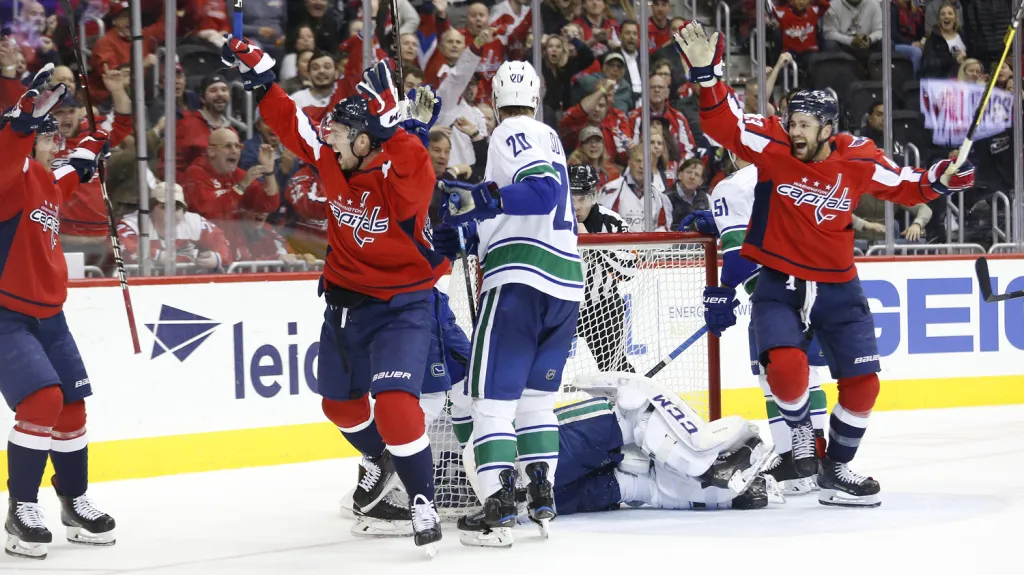 Jakub Vrána se raduje se spoluhráči