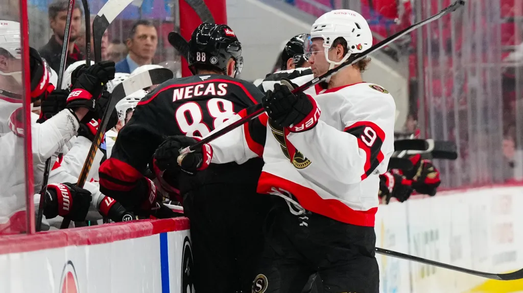 Martin Nečas v souboji s Joshem Norrisem