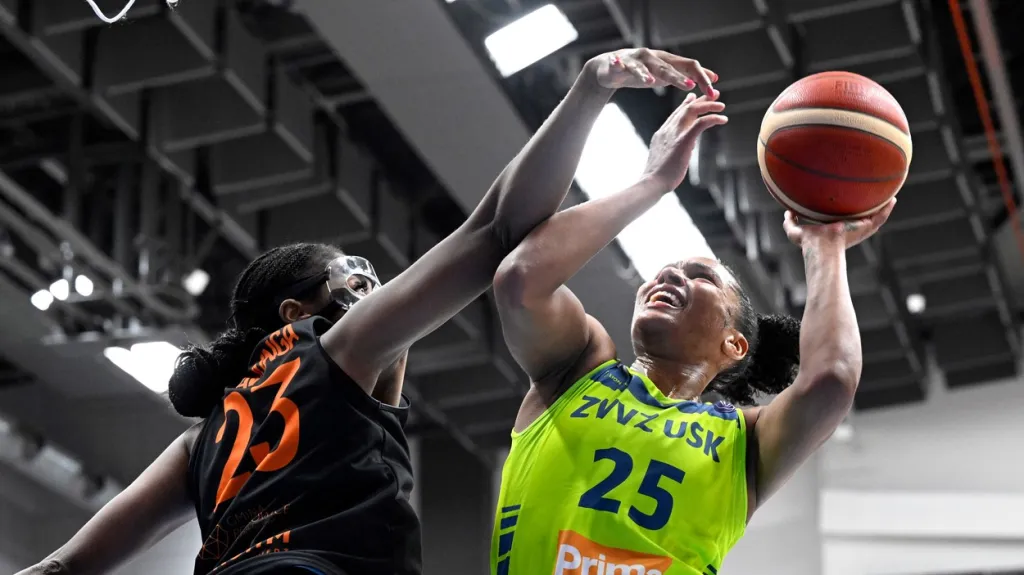 Alyssa Thomasová z USK Praha (vpravo)