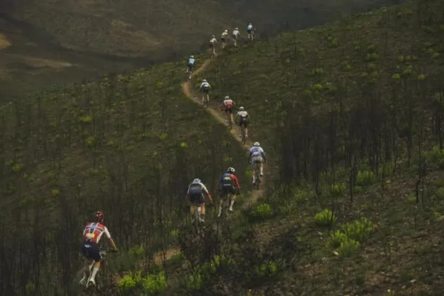 Stošek s Allemanem dojeli ve čtvrté etapě šestí, zdržel je problém s brzdou i pád