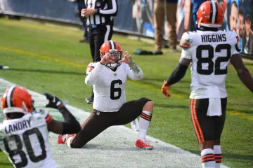 Baker Mayfield (uprostřed) slaví touchdown se spoluhráči