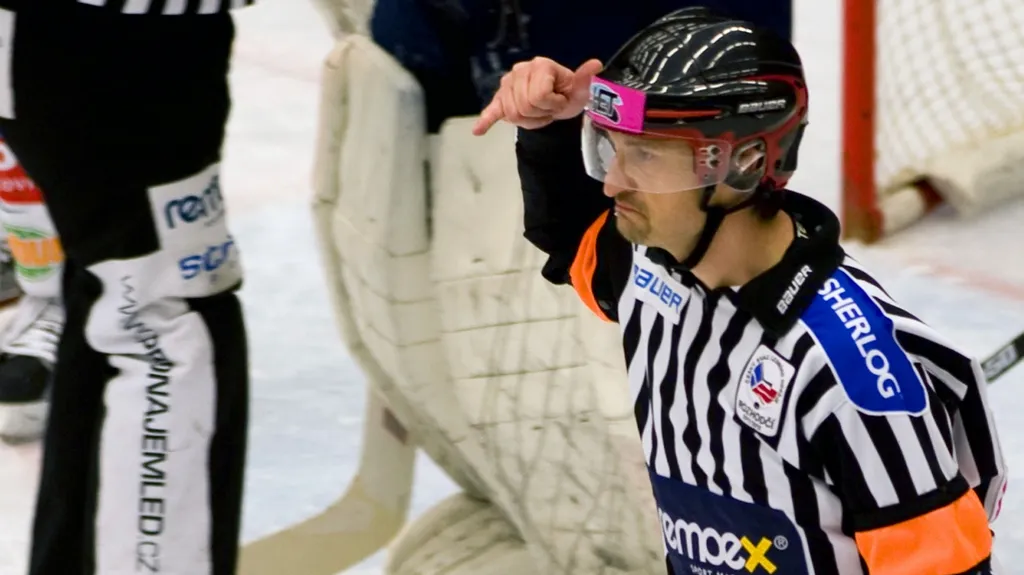 Hokejový rozhodčí