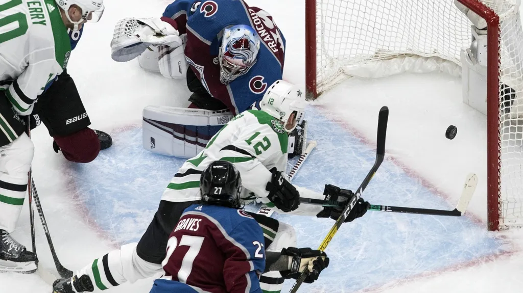 Radek Faksa překonává Pavla Francouze