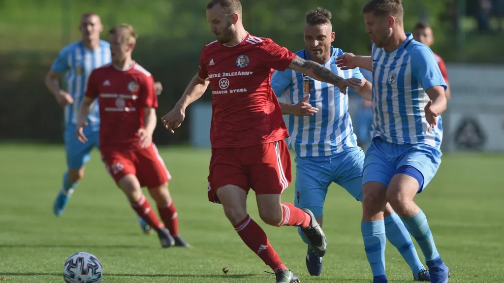 Třinecký Jiří Janoščín s míčem v utkání proti Prostějovu