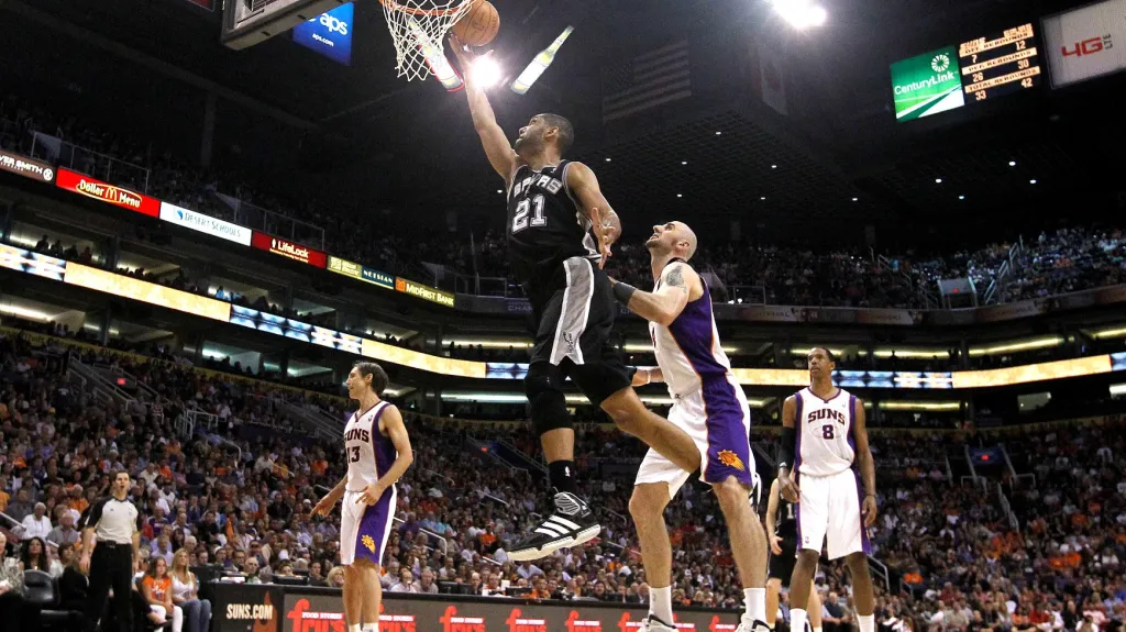 Tim Duncan skóruje proti Phoenixu