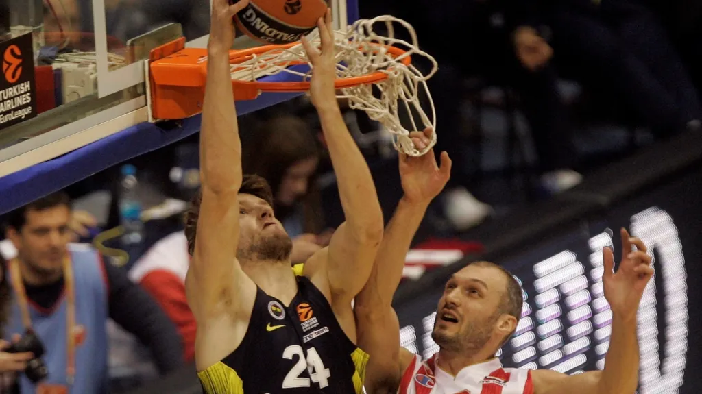 Jan Veselý z Fenerbahce smečuje v zápase proti Crvené Zvezdě