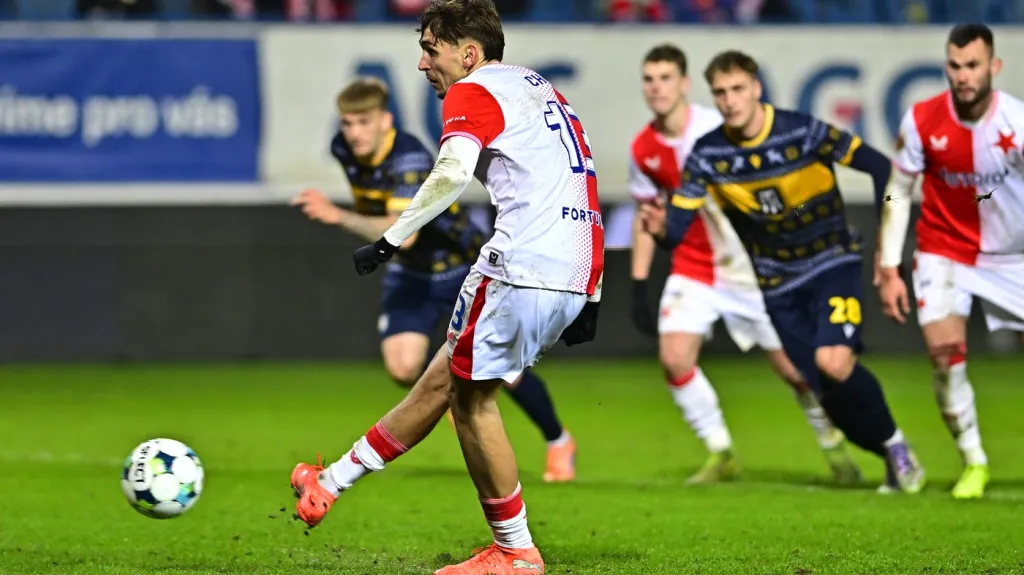 Mojmír Chytil dává Teplicím gól z penalty