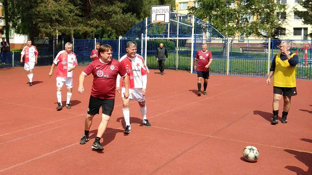 Martin Frýdek s Jaroslavem Šilhavým hrají fotbal chodících