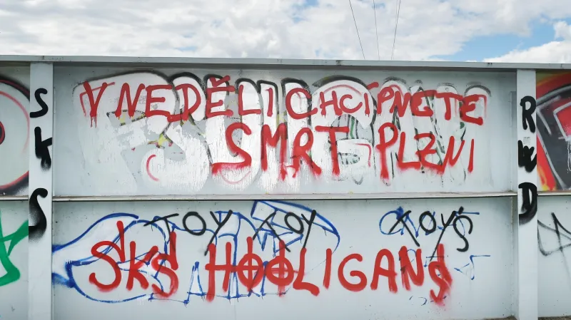 Posprejované tréninkové centrum Viktorie Plzeň