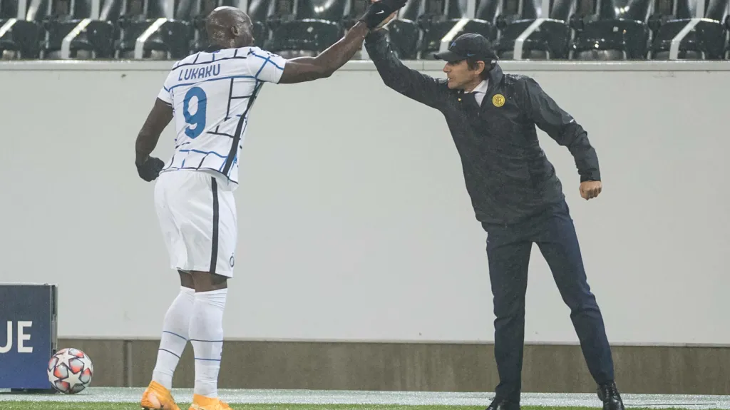 Romelu Lukaku a Antonio Conte se radují z gólu Interu Milán