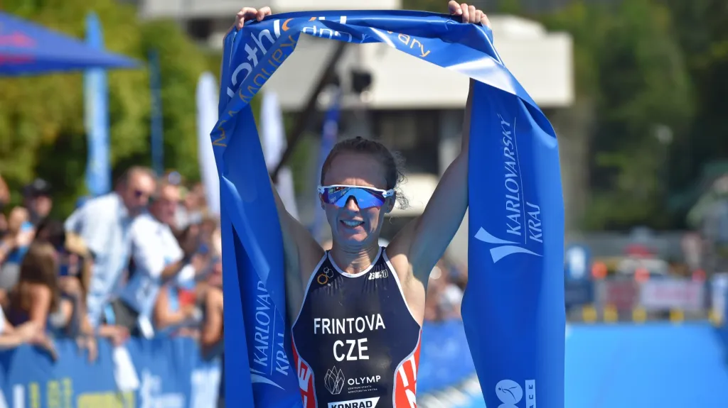 Vendula Frintová v cíli SP v triatlonu v Karlových Varech