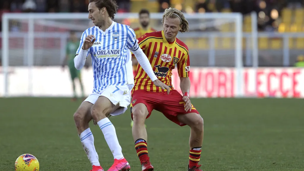 Antonín Barák (vpravo) z Lecce v utkání Serie A