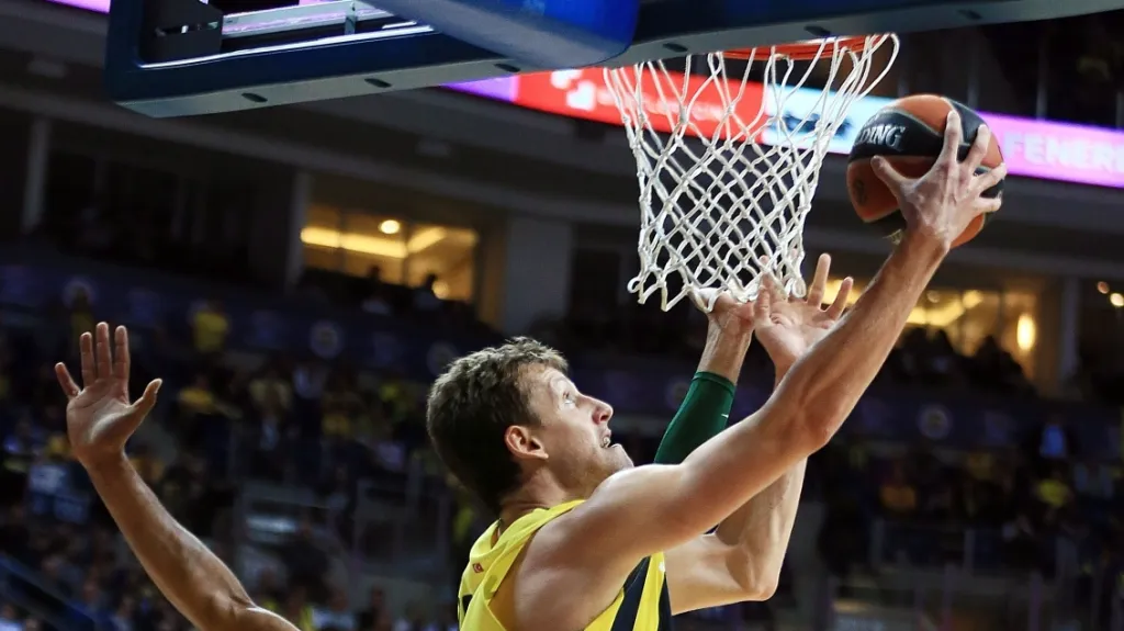 Jan Veselý dává koš za Fenerbahce