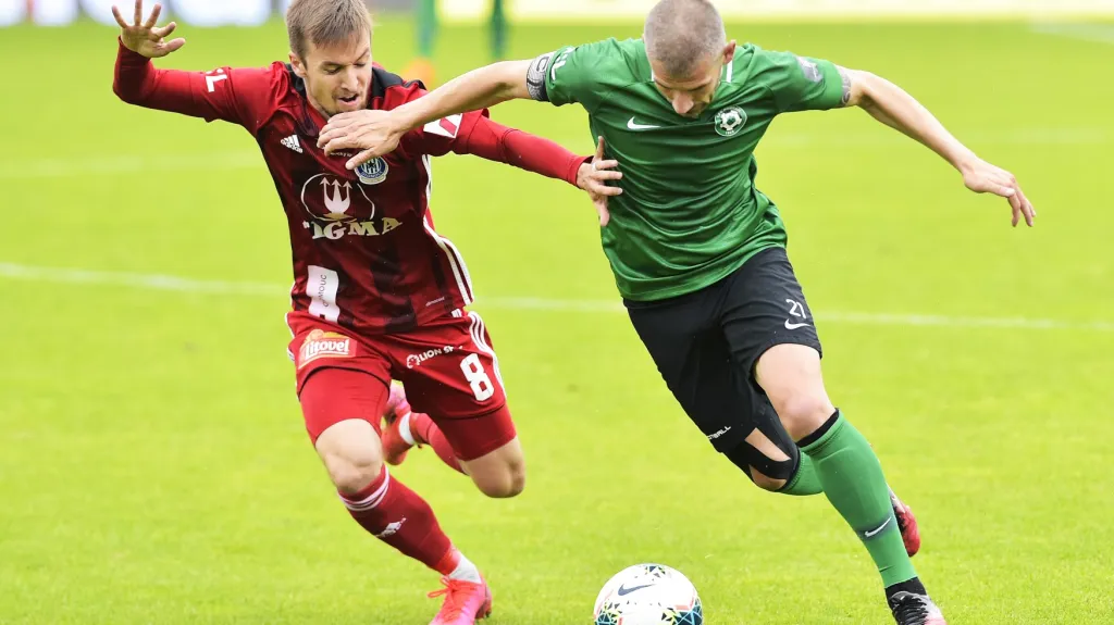 Jan Rezek s Příbrami se snaží uniknout Davidu Houskovi z Olomouce