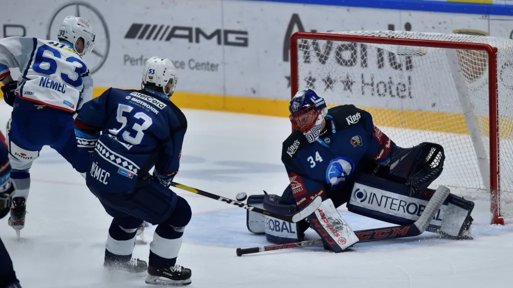 Brněnský bek Ondřej Němec dává gól brankáři Plzně Dominikovi Frodlovi