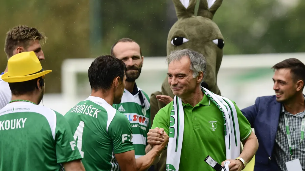 Ivan Trojan, herec a fanoušek Bohemians 1905, se zdraví s týmem