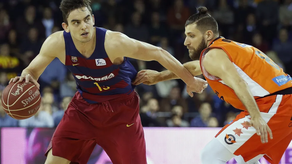 Barcelonský Tomáš Satoranský v utkání s Valencií