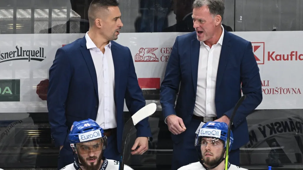 Hlavní trenér Radim Rulík (vpravo) s asistentem Tomášem Plekancem na české střídačce