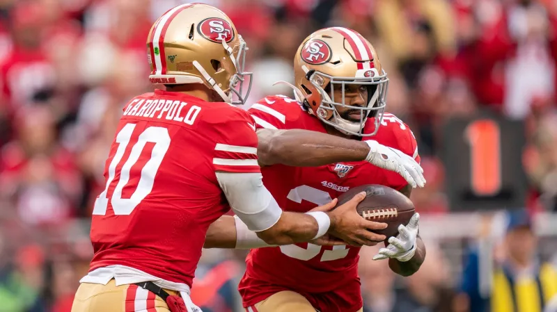 Jimmy Garoppolo a Raheem Mostert v akci
