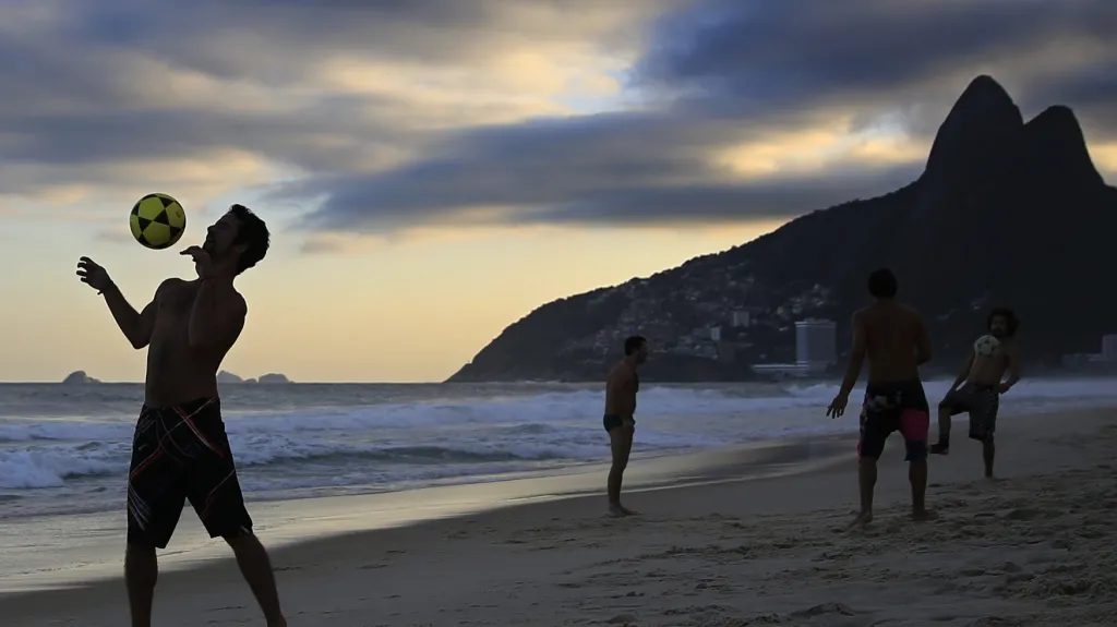 Fotbal na pláži Ipanema v Riu