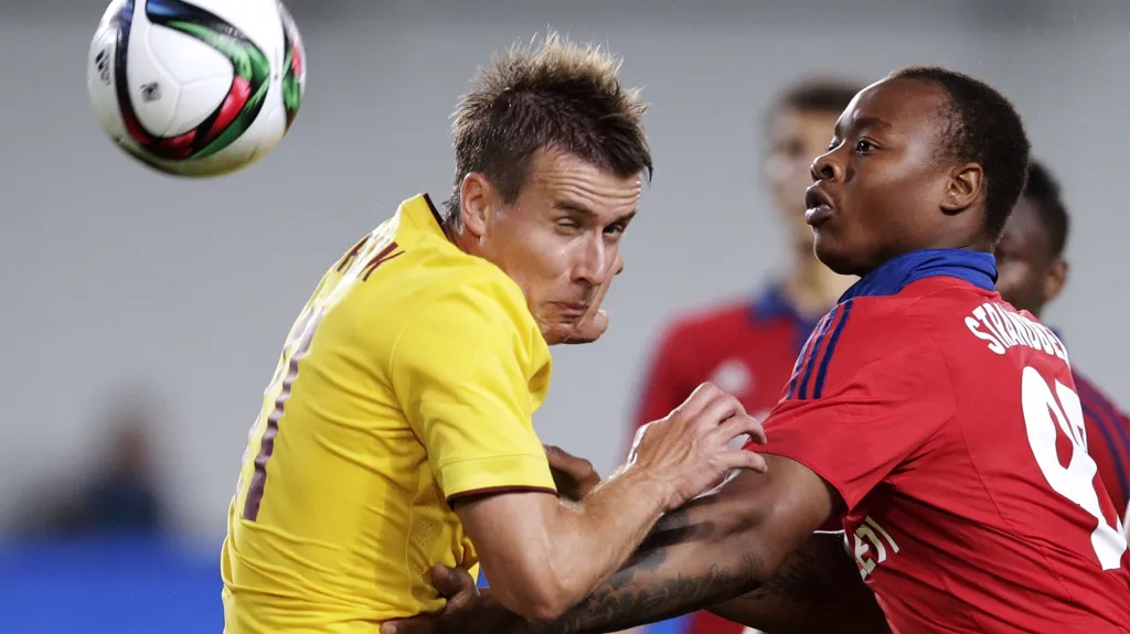 Lukáš Mareček ze Sparty (vlevo) a Carlos Strandberg z CSKA Moskva