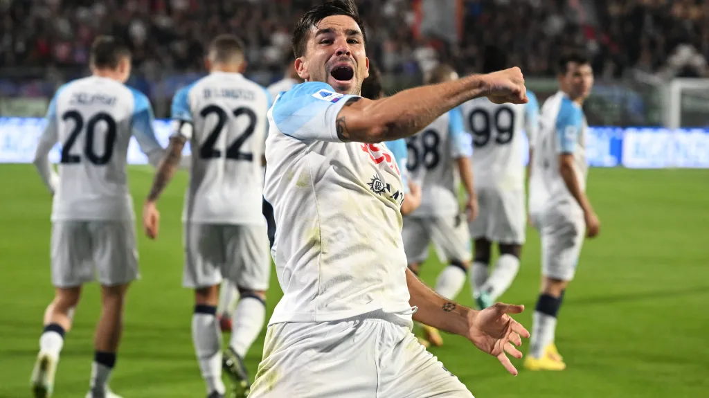 Giovanni Simeone z Neapole oslavuje gól v Serii A