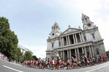 Maratonci míjejí katedrálu sv. Pavla