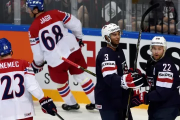 Trevor Lewis se raduje z branky do české sítě