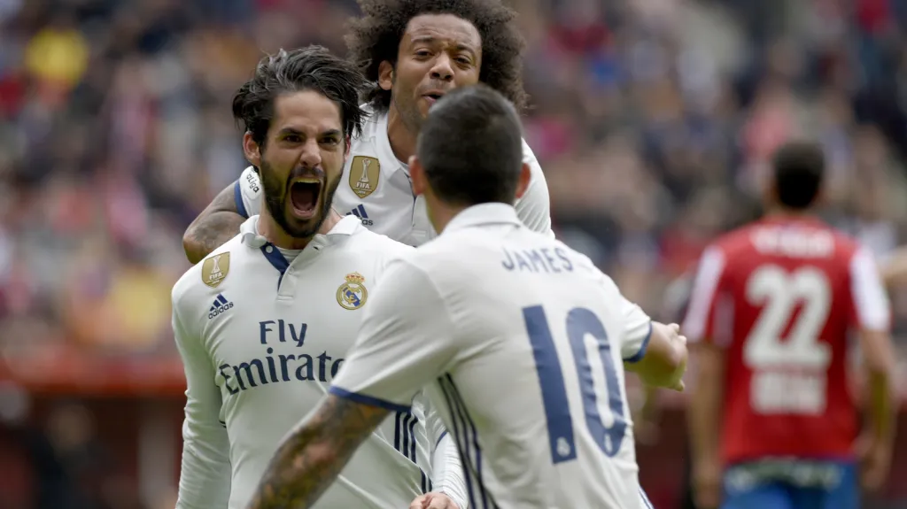 Isco se raduje z branky se spoluhráči